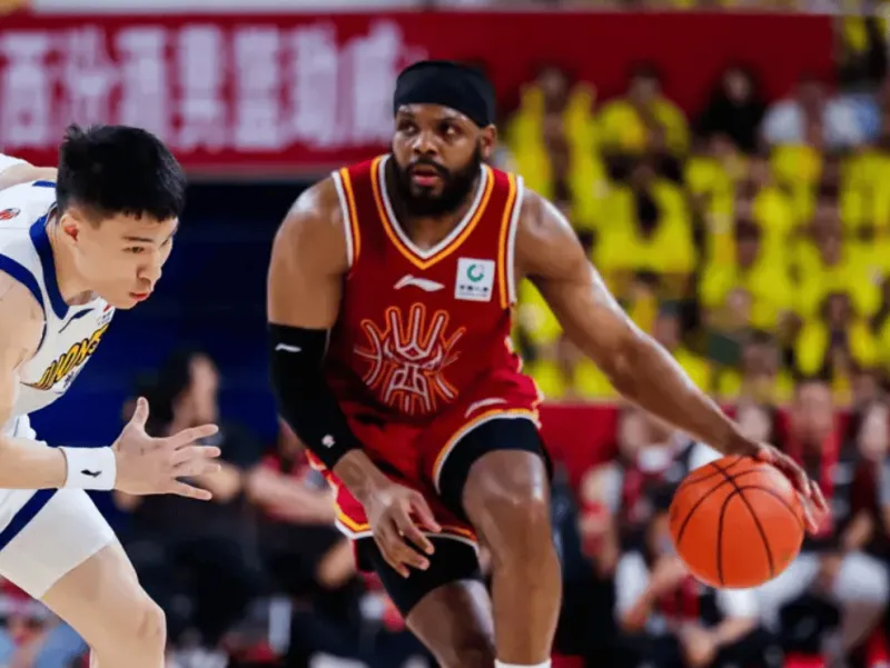 马尔科-奈特半场5中1得到5分2篮板2助攻，出现3次失误